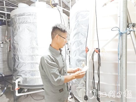 李新在培育工作室檢查發(fā)酵罐。