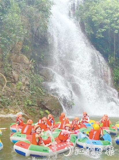 鶴山依托源林生態(tài)樂園、游龍峽等開發(fā)漂流、水上親子拓展、帳篷露營等項(xiàng)目，打造了大灣區(qū)親水游樂目的地。