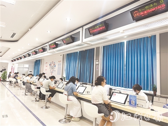 鶴山市推出“水電氣網(wǎng)聯(lián)合報裝一件事”服務(wù)，在受理環(huán)節(jié)，通過線下設(shè)置“一件事”專窗，為群眾提供全流程導(dǎo)辦服務(wù)，徹底告別“多頭跑、重復(fù)跑”。
