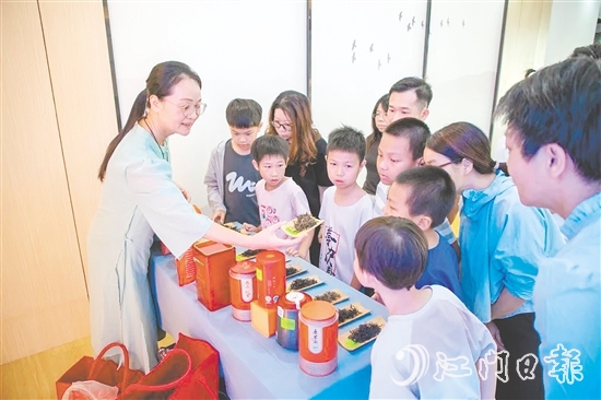 在鶴山市文化館非遺傳習(xí)廳，講師為親子家庭詳細(xì)講解鶴山紅茶的悠久歷史和制作工藝。