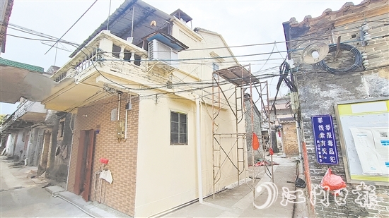 麥老兵居住的房屋煥然一新，外墻更換為暖色調(diào)“衣服”，顯得格外溫馨。