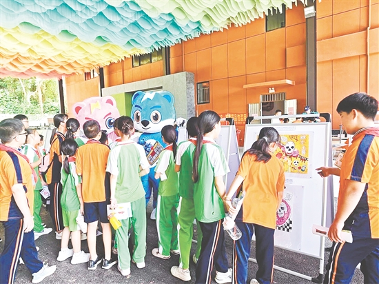 學(xué)生們穿梭于龜博園各大特色展館，沉浸式學(xué)習(xí)禁毒知識。