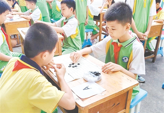 比賽過程中，學(xué)生沉著冷靜、積極動(dòng)手。