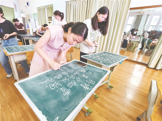 在基本功比賽中，青年教師們展現(xiàn)出扎實(shí)的功底。