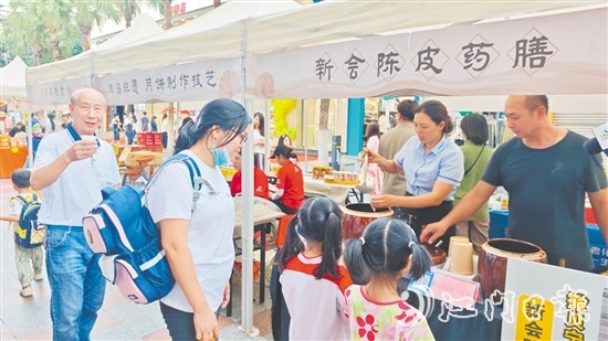 市民、游客現(xiàn)場(chǎng)“打卡”《三餐四季》同款新會(huì)陳皮藥膳美食。