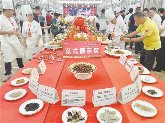競(jìng)賽中，民間選手和專(zhuān)業(yè)廚師一同大顯身手，烹飪各式司前溫蛋美食。