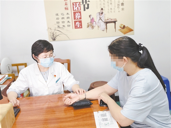 醫(yī)生對(duì)患者進(jìn)行檢查。