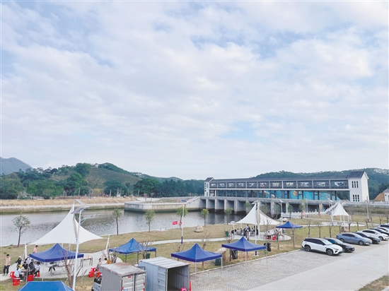 橫陂鎮(zhèn)藍(lán)田村以藍(lán)田水閘建設(shè)為核心，依托水閘打造生態(tài)房車營(yíng)地項(xiàng)目、太空艙特色民宿、鄉(xiāng)村學(xué)農(nóng)體驗(yàn)、鄉(xiāng)村水產(chǎn)養(yǎng)殖科普游等項(xiàng)目，實(shí)現(xiàn)文旅、農(nóng)旅資源串點(diǎn)成線。