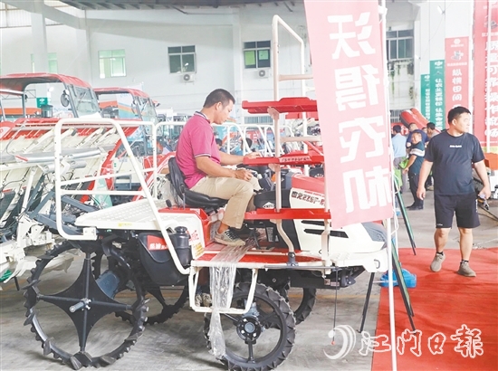 農(nóng)業(yè)合作社代表和種糧大戶“一站式”了解各類農(nóng)機(jī)和相關(guān)優(yōu)惠政策，并親身操作農(nóng)機(jī)，直觀感受農(nóng)機(jī)性能。