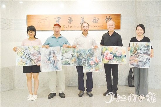 甄練權(quán)（中）將水彩作品無(wú)償贈(zèng)予開(kāi)平市美術(shù)館。
