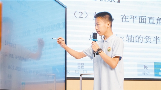 學(xué)生走上講臺，講解題目。