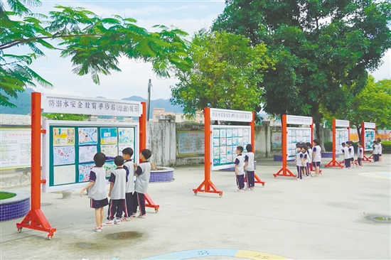 水口鎮(zhèn)沙岡小學通過手抄報比賽、宣傳欄等方式，開展防溺水安全教育活動。
