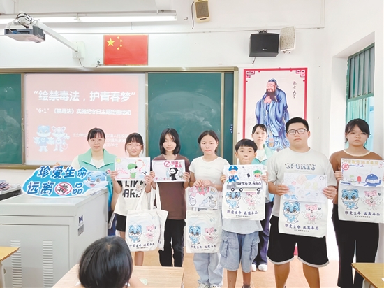 赤坎鎮(zhèn)平安法治辦聯(lián)合明德社工走進(jìn)赤坎鎮(zhèn)五龍學(xué)校，開展“6.1”《中華人民共和國禁毒法》實(shí)施紀(jì)念日主題繪畫活動。