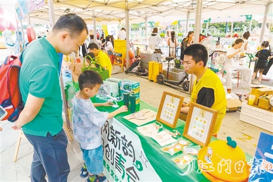青年文化創(chuàng)意集市大受市民歡迎。