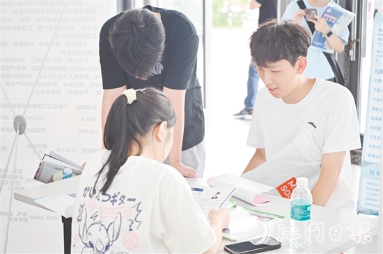 招聘現(xiàn)場(chǎng)，不少學(xué)生向新會(huì)企業(yè)了解崗位信息。