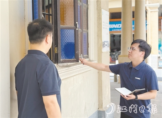 劉嘉鴻（右）積極投入到公司的重點工作僑建筑測繪中。