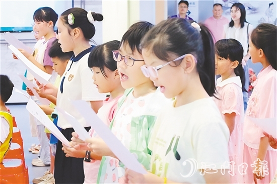 在教師的指導(dǎo)下，小朋友們興致勃勃地學(xué)習(xí)臺山童謠。