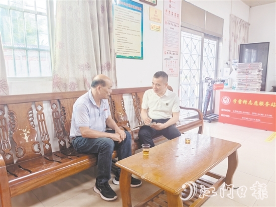 羅堅濟(jì)（右）耐心地為群眾做法律科普。
