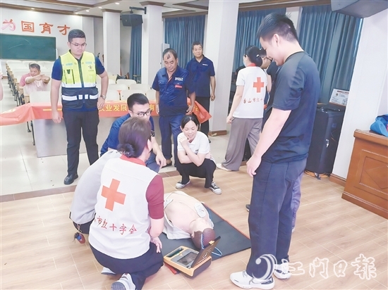 學(xué)員們?cè)谥v師手把手指導(dǎo)下，利用模擬人進(jìn)行心肺復(fù)蘇操作。