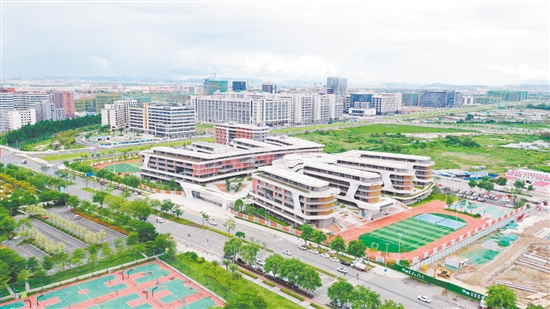 江海區(qū)景賢實驗學(xué)校建筑融入“諾亞方舟”“星空之眼”等元素，科技感十足。