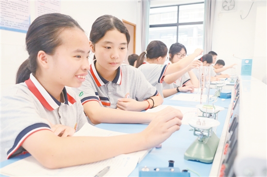 學(xué)生在實驗室進行物理實驗。