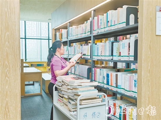 圖書(shū)管理員正在上架書(shū)籍。