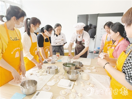 興業(yè)社區(qū)“就業(yè)驛站”選取廣式點(diǎn)心烹飪等熱門(mén)就業(yè)技能作為培訓(xùn)課程內(nèi)容，助力群眾提升就業(yè)競(jìng)爭(zhēng)力。