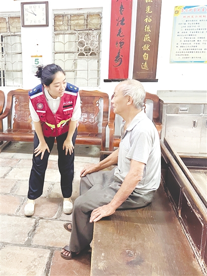 陳俊穎（左）走訪村民。