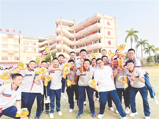 江門市怡福中學(xué)為考生送上葵花，祝福他們“一舉奪魁（葵）”。