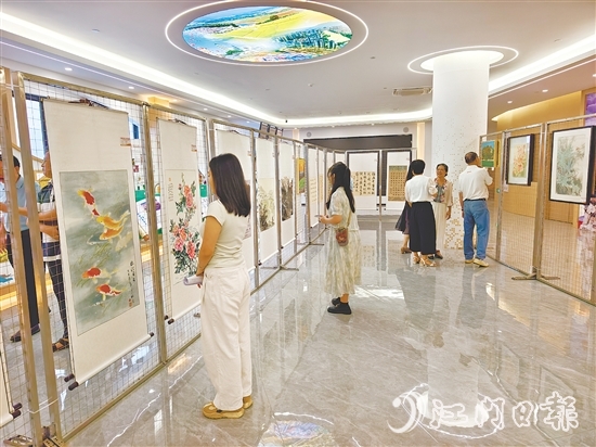 展出作品描繪了恩平市實施“百千萬工程”帶來的變化和嶄新面貌。