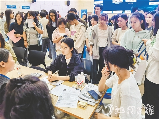恩平市人社局組織企業(yè)走進(jìn)高校舉辦專場(chǎng)招聘會(huì)。