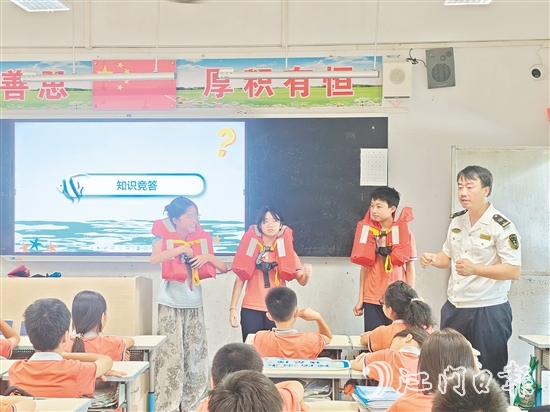 防溺水宣傳走進(jìn)那吉鎮(zhèn)中心小學(xué)。