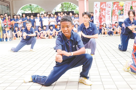 五邑碧桂園中英文學校的學弟學妹自編“中考加油武術操”，為學長學姐加油。