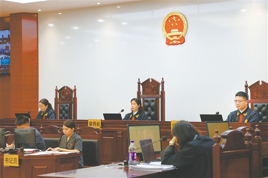 蓬江法院刑事審判庭庭審現(xiàn)場。