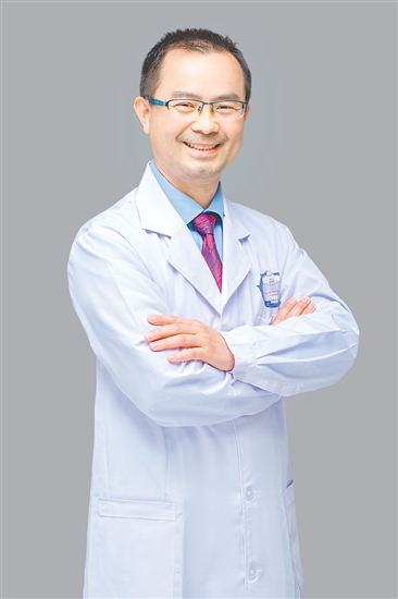 人物檔案：李國泉，皮膚科主任，主任醫(yī)師，從業(yè)31年，黨齡30年。