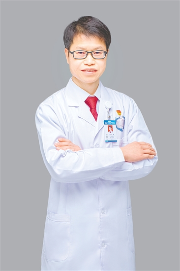 人物檔案：潘月帆，骨科（二區(qū)）主任，從業(yè)20年，黨齡21年。