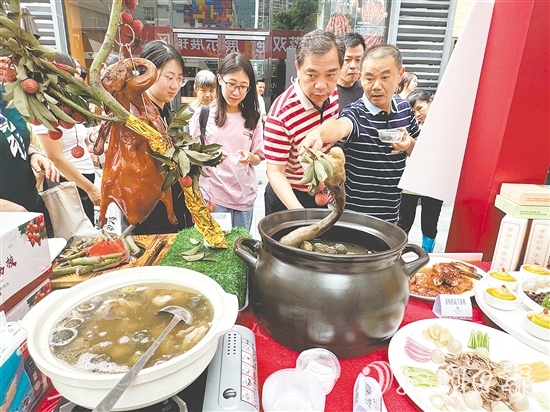 活動(dòng)現(xiàn)場(chǎng)，以“馬岡鵝×廣東荔枝”為核心的創(chuàng)新菜式成為焦點(diǎn)，成功撩動(dòng)無(wú)數(shù)食客的味蕾。
