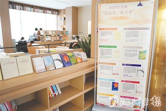 開平市城投集團新時代文明實踐點設(shè)有休閑閱覽區(qū)和共享辦公場所，上架圖書約5000冊。