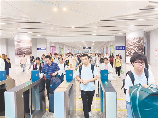 2025年鐵路暑運昨日拉開帷幕，江門站客流已明顯增多。