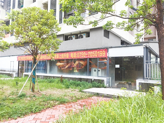 該沐足店與小區(qū)僅有一面玻璃之隔，店鋪?zhàn)笥覂蓚?cè)有兩扇直通星匯名庭小區(qū)的門。