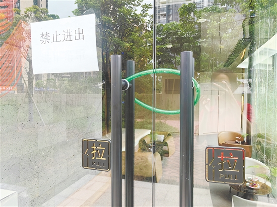 涉事沐足店直通小區(qū)的兩扇門已從店內(nèi)上鎖。