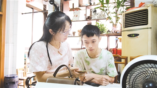老師輔導(dǎo)盧梓俊填報(bào)志愿。