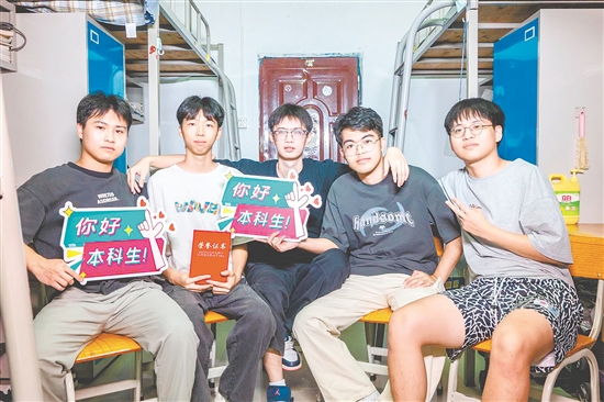 5人在宿舍合影（受訪當(dāng)日其中一人不在學(xué)校）。