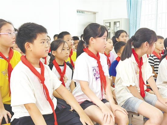 臺(tái)下學(xué)生一邊認(rèn)真觀察舞臺(tái)上的同伴，一邊在腦海中快速組織語(yǔ)言，記錄他們看到的每一個(gè)神態(tài)與細(xì)節(jié)。