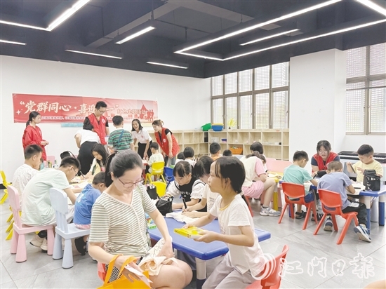 在“紅星閃耀”創(chuàng)意手作營中，親子家庭創(chuàng)作紅色主題帆布袋。