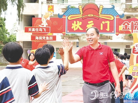身著紅色衣衫送考的教師們成為校園一道溫暖的風(fēng)景線。