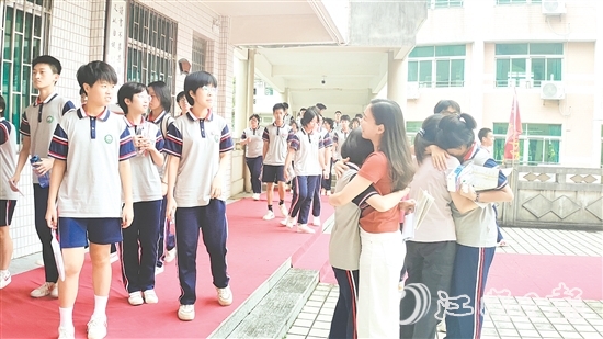 考試結(jié)束，考生們與教師、同學(xué)擊掌、擁抱、合影。