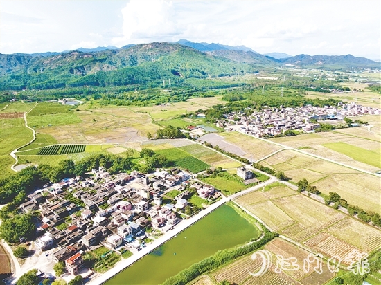 斗山鎮(zhèn)田稠村以“產(chǎn)業(yè)筑基、生態(tài)賦能、治理創(chuàng)新”的組合拳，推動(dòng)鄉(xiāng)村顏值與經(jīng)濟(jì)價(jià)值雙提升，走出“產(chǎn)業(yè)興、生態(tài)美、百姓富”的振興之路。