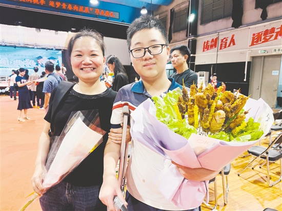 中考結(jié)束后，五邑碧桂園中英文學(xué)校家長(zhǎng)為“吃貨”兒子送上了特別的“燒烤花”。