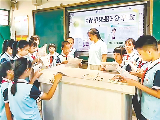 老師與同學(xué)們一起賞析《青蘋果》上刊登的優(yōu)秀作文。